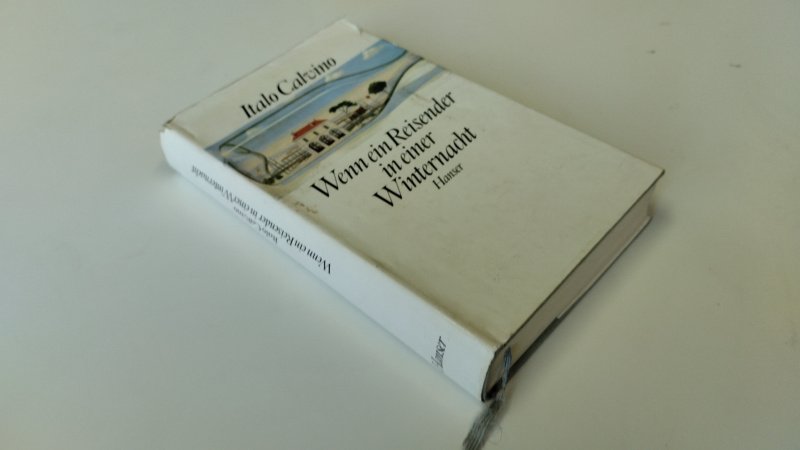 Tweedehands boek: Wenn ein Reisender in einer Winternacht van auteur Italo Calvino - In redelijke staat. Duitstalige hardcover met stofomslag. Stofomslag verkleurd en met duidelijke gebruikssporen en vlekken, kaft en pagina’s verder in nette staat.