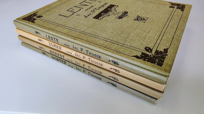 Tweedehands boek: De vier jaargetijden (Lente, Zomer, Herfst, Winter) - Complete set 1975 inclusief alle plaatjes van auteur Jac. P. Thijsse - 4 Hardcovers in goede staat, inclusief alle plaatjes.