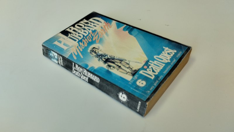 Tweedehands boek: Death Quest, Mission Earth van auteur L. Ron Hubbard - In redelijke staat. Engelstalige paperback. Kaft met duidelijke gebruikssporen en lichte slijtage aan randen en rug, pagina’s verkleurd maar compleet en leesbaar.