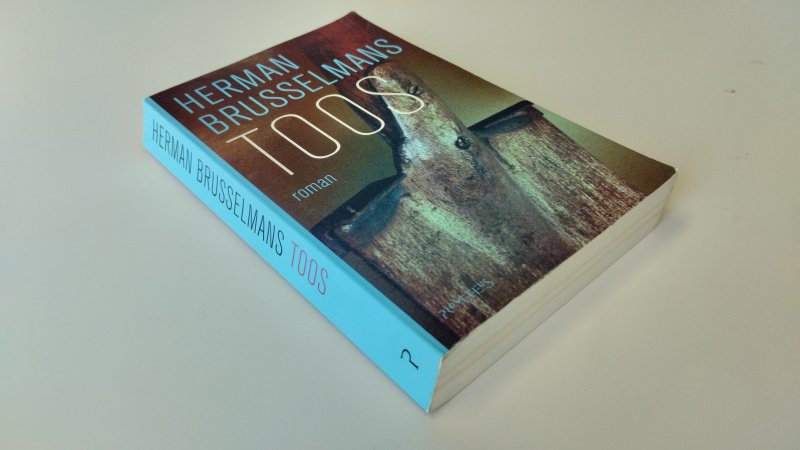 Tweedehands boek: Toos van auteur Herman Brusselmans - In redelijke staat. Nederlandstalige paperback. Rug krom gelezen, kaft met gebruikssporen, pagina’s verder netjes en leesbaar.