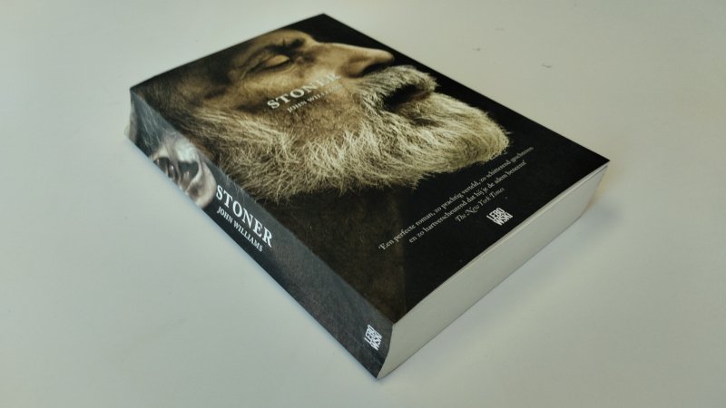 Tweedehands boek: Stoner van auteur John Edward Williams - In redelijke staat. Nederlandstalige paperback. Rug krom gelezen, kaft met gebruikssporen, pagina’s netjes en leesbaar.