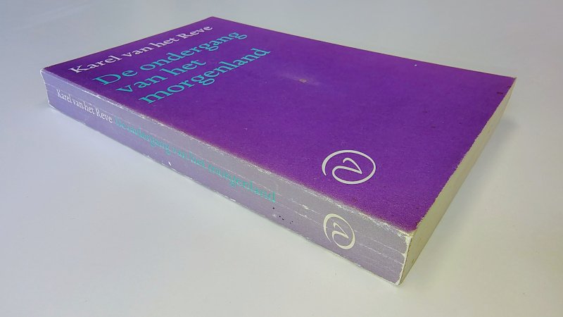 Tweedehands boek: De ondergang van het morgenland van auteur Karel van het Reve - Paperback met rechte rug en lichte leesvouwen. Rug verkleurd. Slijtage randen rug en kaft. Aantekening voorin, verder onbeschreven en netjes.