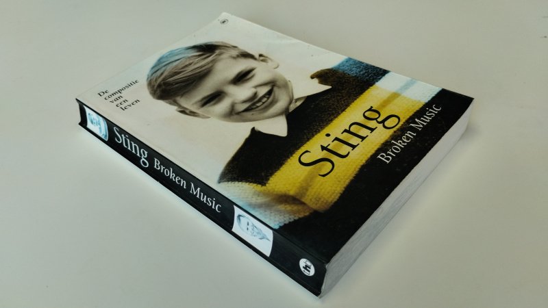 Tweedehands boek: Broken music van auteur Sting, Auke Leistra - In redelijke staat. Nederlandstalige paperback met flappen. Gebruikssporen aan kaft/kromme rug, pagina’s netjes en schoon.