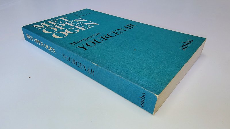 Tweedehands boek: Met open ogen, gesprekken met Matthieu Galey van auteur Marguerite Yourcenar - Paperback rechte rug zonder leesvouwen. Lichte gebruikerssporen randen kaft en rug. Klein vlekje voorkant kaft. Binnenwerk onbeschreven en netjes.