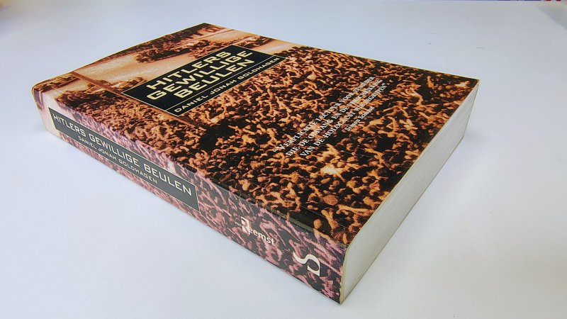 Tweedehands boek: Hitlers gewillige beulen van auteur Daniel Jonah Goldhagen - Paperback met flappen met rechte rug zonder leesvouwen. Minimale gebruikerssporen puntjes kaft. Binnenwerk onbeschreven en netjes.