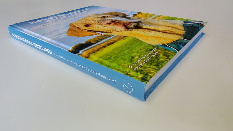 Tweedehands boek: Hondengedrag begrijpen van auteur Ineke van Herwijnen, Pascalle Roulaux - Hardcover, als nieuw!