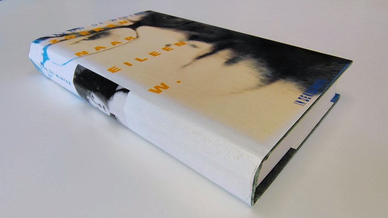 Tweedehands boek: Zoeken naar Eileen W. van auteur Leon de Winter - Hardcover met stofomslag, minimale gebruikerssporen omslag. Binnenwerk als nieuw!