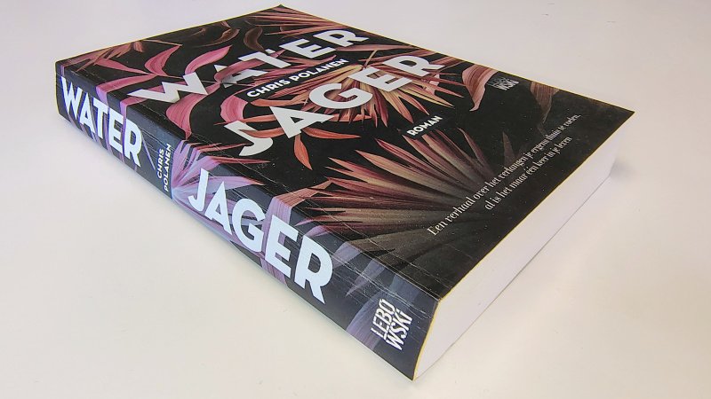 Tweedehands boek: Waterjager van auteur Chris Polanen - Paperback met licht scheefgelezen ruggetje en leesvouwen. Aantekening voorin, verder onbeschreven en netjes.