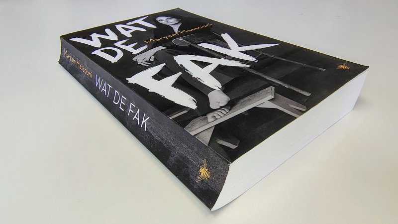 Tweedehands boek: Wat de fak van auteur Maryam Hassouni - Paperback met scheefgelezen ruggetje en leesvouwen. Minimale gebruikerssporen puntjes kaft. Binnenwerk onbeschreven en netjes.