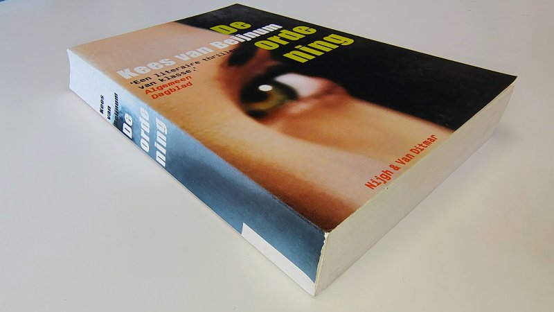 Tweedehands boek: De ordening van auteur Kees van Beijnum - Paperback met scheefgelezen ruggetje en lichte leesvouwen. Minimale gebruikerssporen puntjes kaft. Binnenwerk onbeschreven en netjes.