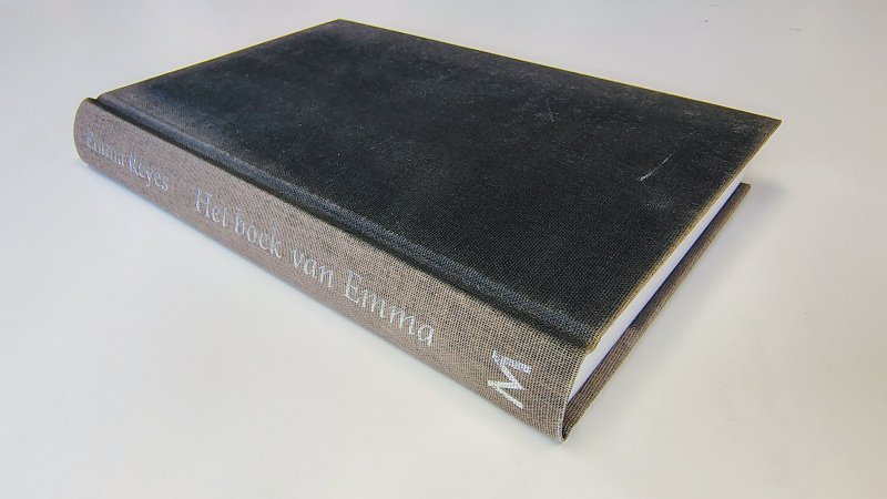 Tweedehands boek: Het boek van Emma van auteur Emma Reyes - Hardcover zonder stofomslag. Scheef ruggetje en verkleuring linnen kaft. Binnenwerk in nieuwstaat.