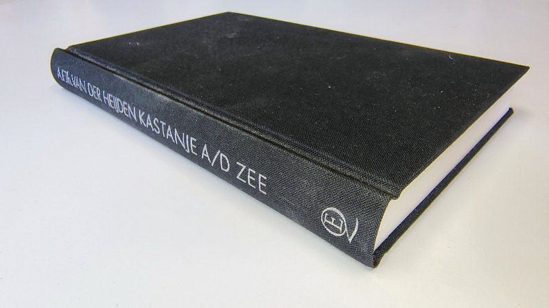 Tweedehands boek: Kastanje a/d Zee van auteur A. F. Th. van der Heijden - Hardcover gebonden zonder stofomslag. Zwart linnen kaft in goede staat. Binnenwerk onbeschreven en netjes.