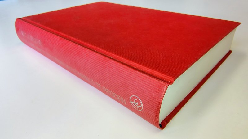 Tweedehands boek: De 100-jarige man die terug kwam om de wereld te redden van auteur Jonas Jonasson - Hardcover gebonden zonder stofomslag. Rood linnen kaft met wat donkere vet-vlekjes. Binnenwerk als nieuw!