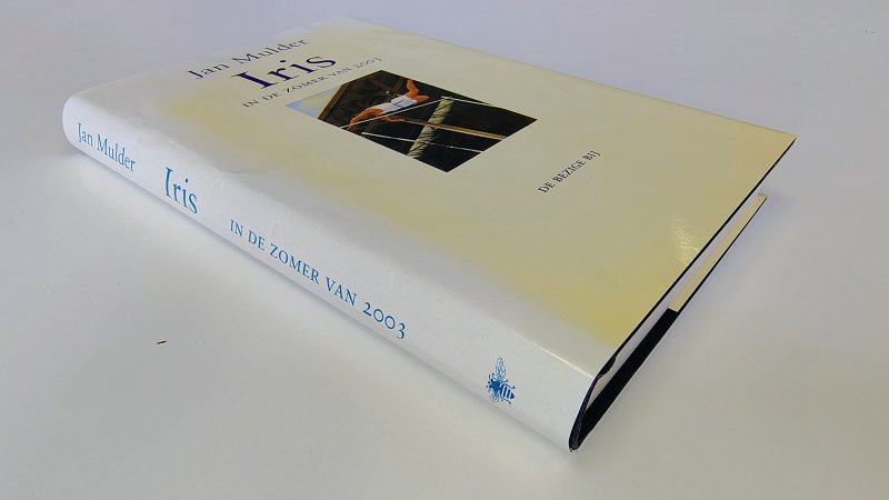 Tweedehands boek: Iris van auteur Jan Mulder - Hardcover met stofomslag langs de rug en bovenzijde. Binnenwerk als nieuw!
