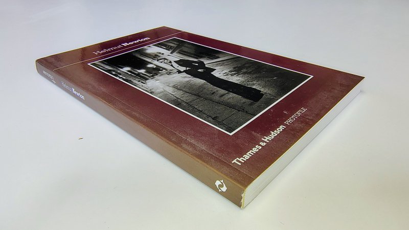 Tweedehands boek: Helmut Newton van auteur Helmut Newton - In zeer goede staat. Engelstalige paperbackmet flappen. Kaft licht verkleurd met minimale gebruikssporen; pagina’s schoon en onbeschreven.