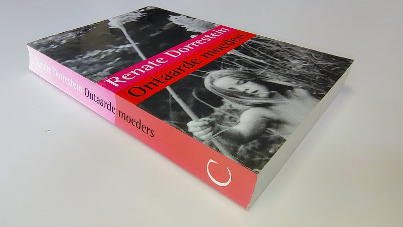 Tweedehands boek: Ontaarde moeders van auteur Renate Dorrestein - In goede staat. Nederlandstalige paperback. Rug krom; kaft met lichte gebruikssporen; pagina’s schoon en onbeschreven.