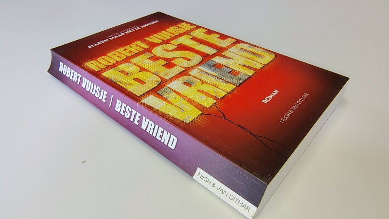 Tweedehands boek: Beste vriend van auteur Robert Vuijsje - In goede staat. Nederlandstalige paperback. Rug gekromd; kaft met lichte gebruikssporen; pagina’s schoon en onbeschreven.