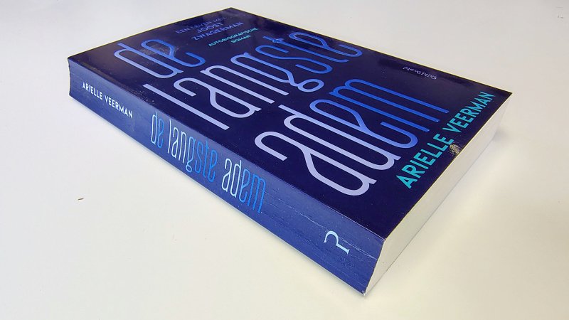 Tweedehands boek: De langste adem. Een leven met Joost Zwagerman van auteur Arielle Veerman - In goede staat. Nederlandstalige paperback met flappen. Rug gekromd; kaft met lichte gebruikssporen; pagina’s schoon en onbeschreven.