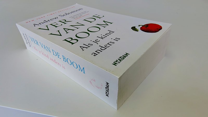 Tweedehands boek: Ver van de boom van auteur Andrew Solomon - In goede staat. Nederlandstalige paperback. Rug licht gekromd; kaft met lichte gebruikssporen; pagina’s schoon en onbeschreven.
