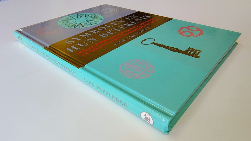 Tweedehands boek: Symbolen en hun betekenis van auteur Jack Tresidder - In goede staat. Nederlandstalige hardcover. Rechterbovenhoek met stootschade; kaft met lichte gebruikssporen; pagina’s in nette staat.