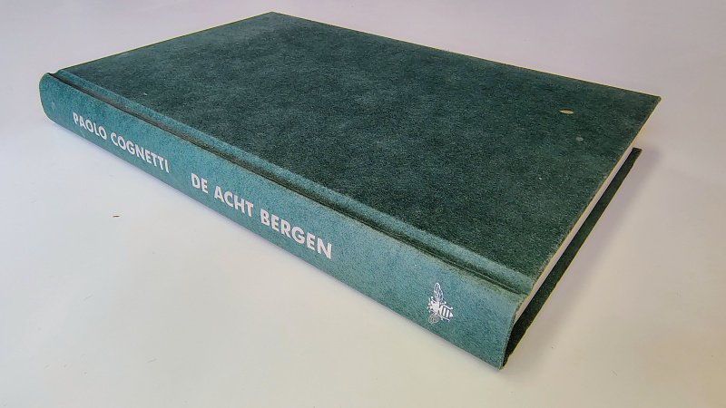 Tweedehands boek: De acht bergen van auteur Paolo Cognetti - In goede staat. Nederlandstalige hardcover zonder stofomslag (uitgeversband). Kaft met lichte gebruikssporen; pagina’s schoon en onbeschreven.