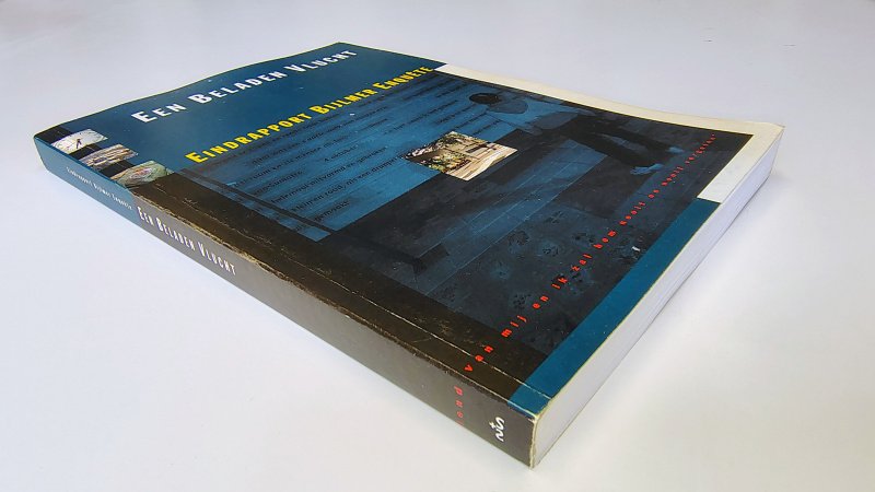 Tweedehands boek: Een beladen vlucht van auteur Parlementaire Enquêtecommissie Vliegramp Bijlmermeer - Paperback met rechte rug zonder leesvouwen. Lichte gebruikerssporen randen kaft. Bladzijdes licht verkleurd, verder onbeschreven en netjes.