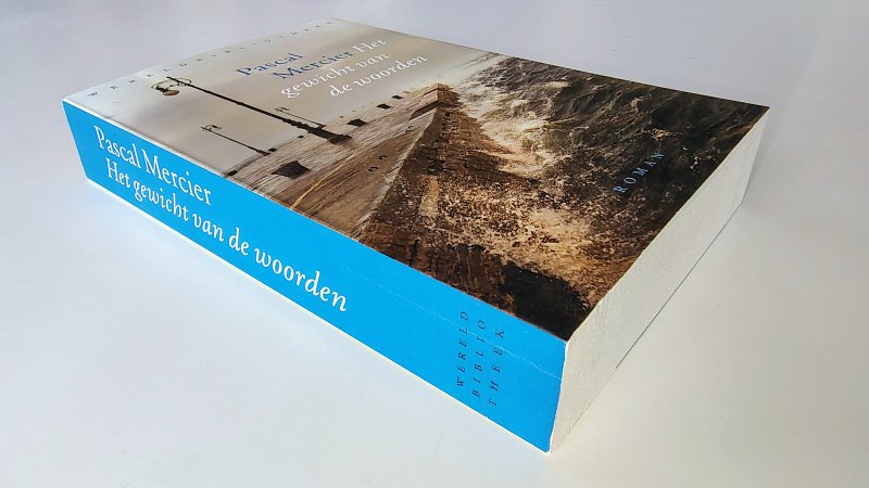 Tweedehands boek: Het gewicht van de woorden van auteur Pascal Mercier,  Peter Bieri - Paperback met flappen, rechte rug en lichte leesvouwen. Verder geen gebruikerssporen, binnenwerk als nieuw!