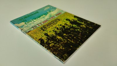 Boek met de titel: Suriname in ontwikkeling