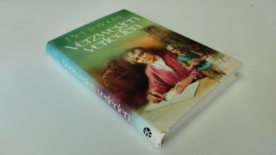 Boek met de titel: Verzwegen verleden