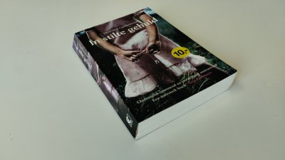 Boek met de titel: In stilte gehuld