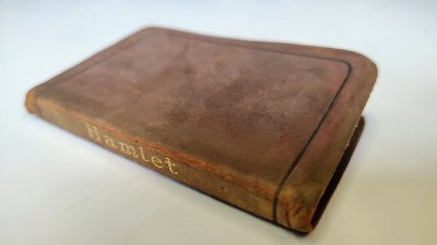 Boek met de titel: Hamlet – Zeldzaam Antiek Miniatuurboekje | Langham Booklets