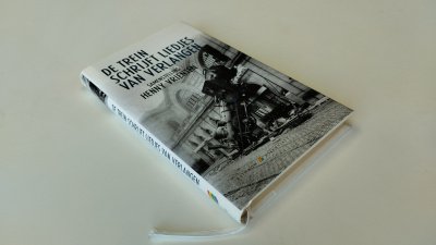 Boek met de titel: De trein schrijft liedjes van verlangen