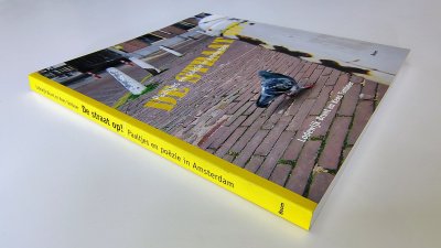 Boek met de titel: De straat op ! Paaltjes en poëzie in Amsterdam