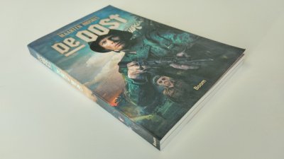 Boek met de titel: De Oost. Historische roman naar de film van Jim Taihuttu