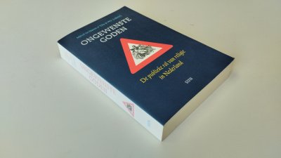 Boek met de titel: Ongewenste goden