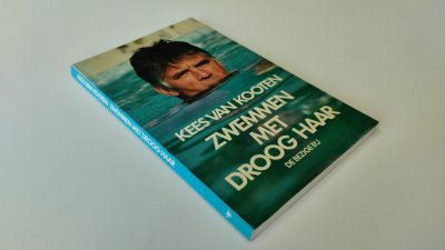Boek met de titel: Zwemmen met droog haar
