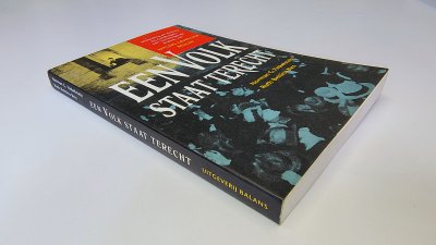 Boek met de titel: Een volk staat terecht