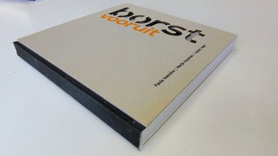 Boek met de titel: Borst vooruit