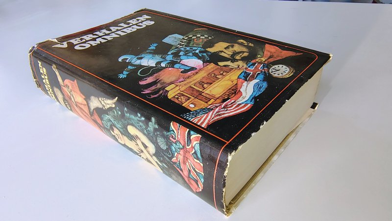 Tweedehands boek: Verhalen Omnibus Het Spectrum (1967) van auteur Tsjechov, Wodehouse, Maurois - Hardcover met stofomslag. Omslag duidelijke slijtage, hier en daar ingescheurd. Schutbladen verkleurd, verder onbeschreven en zeer netjes.