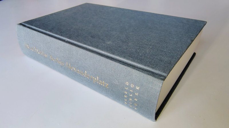 Tweedehands boek: Berlijn Alexanderplatz van auteur Bruno Alfred Döblin - In zeer goede staat. Nederlandstalige linnen hardcover zonder stofomslag. Kaft netjes, pagina’s schoon en onbeschreven.