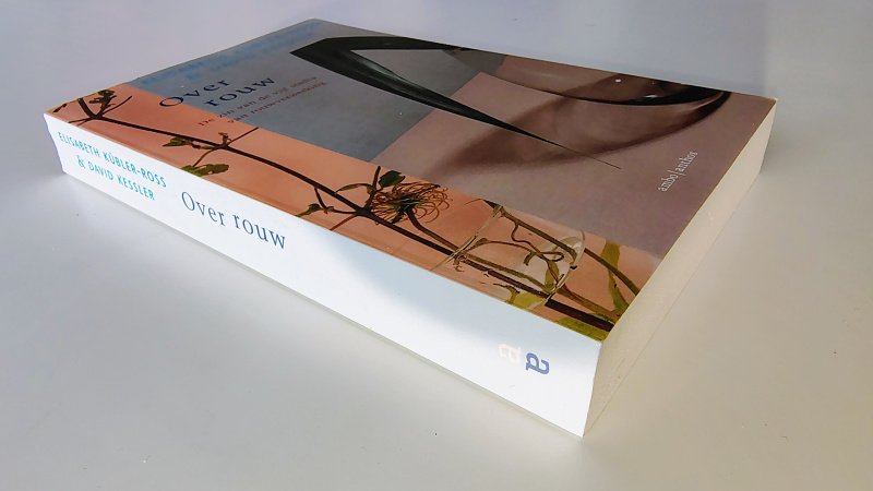 Tweedehands boek: Over rouw, de zin van de vijf stadia van rouwverwerking van auteur Elisabeth Kübler-Ross, David Kessler - In goede tot zeer goede staat. Nederlandstalige paperback. Lichte gebruikssporen aan de kaft, pagina’s netjes en onbeschreven.