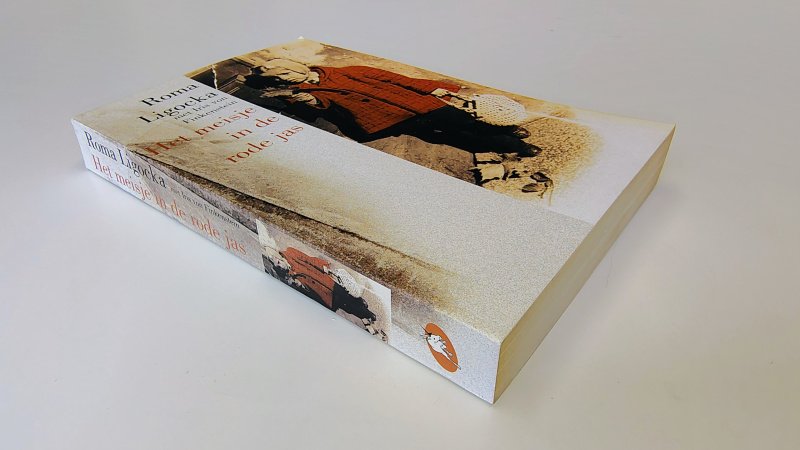 Tweedehands boek: Het meisje in de rode jas van auteur Roma Ligocka, Iris von Finkenstein - Paperback met rechte rug zonder leesvouwen. Lichte gebruikerssporen puntjes kaft. Binnenwerk verkleurd als in pocket, verder onbeschreven en netjes.