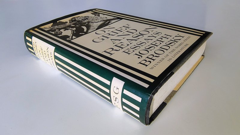 Tweedehands boek: On Grief and Reason van auteur Joseph Brodsky - In goede staat. Engelstalige hardcover met stofomslag. Stofomslag lichte gebruikssporen, boekblok netjes en onbeschreven.