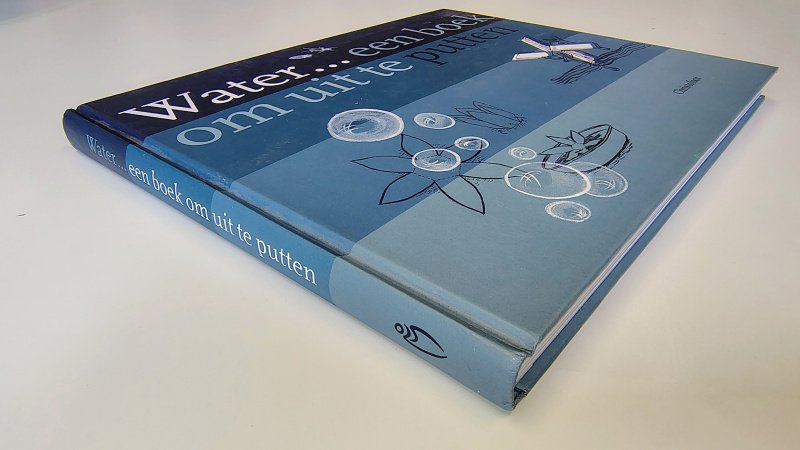 Tweedehands boek: Water... een boek om uit te putten van auteur Jan Scheper en Annelies Slüper Hendrickx - Hardcover, als nieuw!