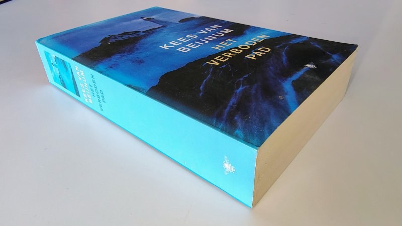 Tweedehands boek: Het verboden pad van auteur Kees van Beijnum - In goede tot zeer goede staat. Nederlandstalige paperback. Lichte gebruikssporen aan de kaft, pagina’s schoon en onbeschreven.