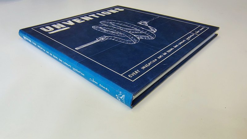 Tweedehands boek: Unventions van auteur Cleon Daniel - Hardcover minimale gebruikerssporen puntjes kaft. De blauwe bladzijdes heel licht verkleurd langs de randen, verder onbeschreven en netjes.