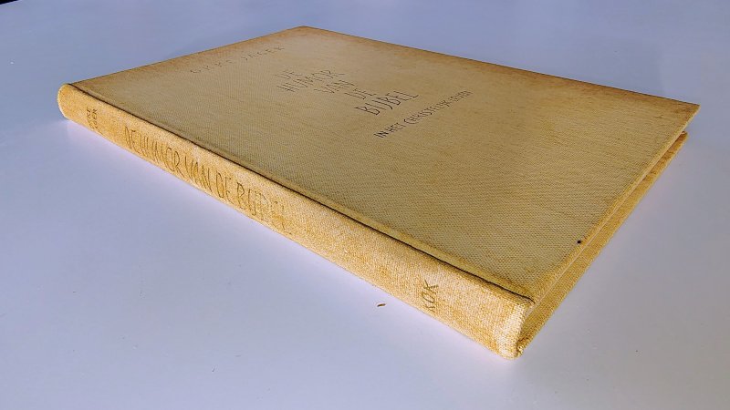 Tweedehands boek: De humor van de bijbel van auteur Okke Jager - In redelijke staat. Nederlandstalige linnen hardcover zonder stofomslag. Kaft verkleurd en met duidelijke gebruikssporen, op het schutblad is geschreven, ouderdomsvlekjes aanwezig, nog zeer goed te lezen.