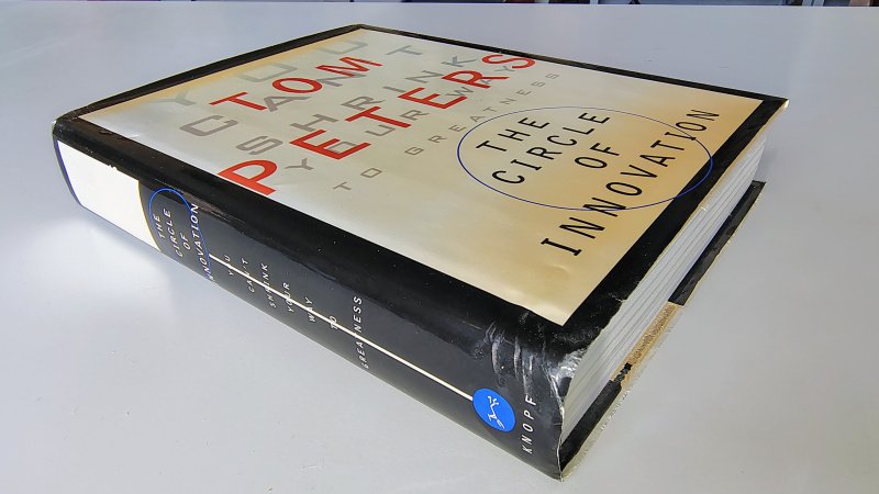 Tweedehands boek: The Circle of Innovation van auteur Thomas J. Peters, Tom Peters - In goede staat. Engelstalige hardcover met stofomslag. Stofomslag duidelijke gebruikssporen/slijtage aan randen, boekblok netjes en onbeschreven.