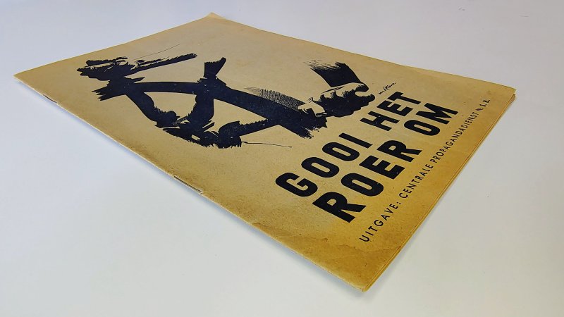 Tweedehands boek: Gooi het roer om van auteur Redactie - Paperback geniet. Verkleuring kaft en kleine watervlek onderaan kaft. Lichte vouw midden van pamflet van boven naar beneden. Een enkel vlekje.