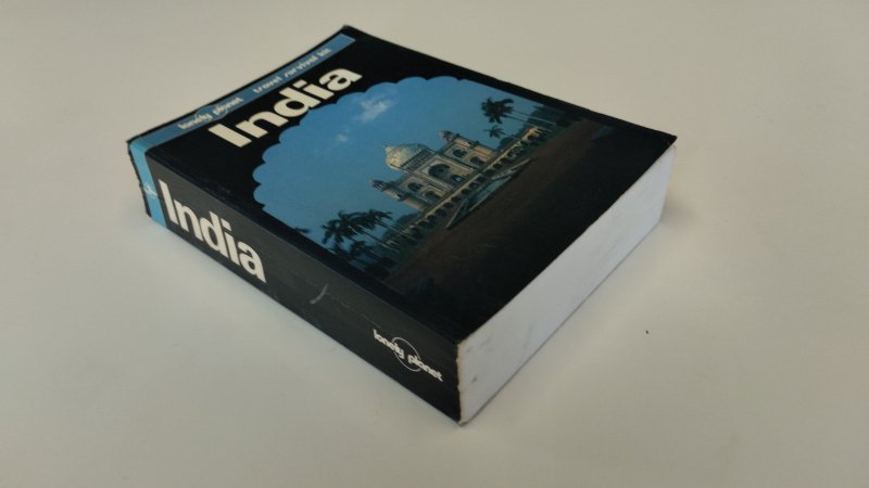 Tweedehands boek: India van auteur Geoff Crowther - In goede staat. Engelstalige paperback. Lichte gebruikssporen aan de kaft, pagina’s schoon en onbeschreven.